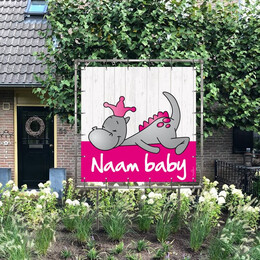 Geboortespandoek in tuin van draakje dirk in roze kleuren en steigerhout-look achtergrond