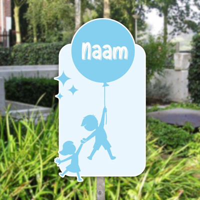 Geboortebord tuin jongen en meisje aan ballon | Silhoutte blauw